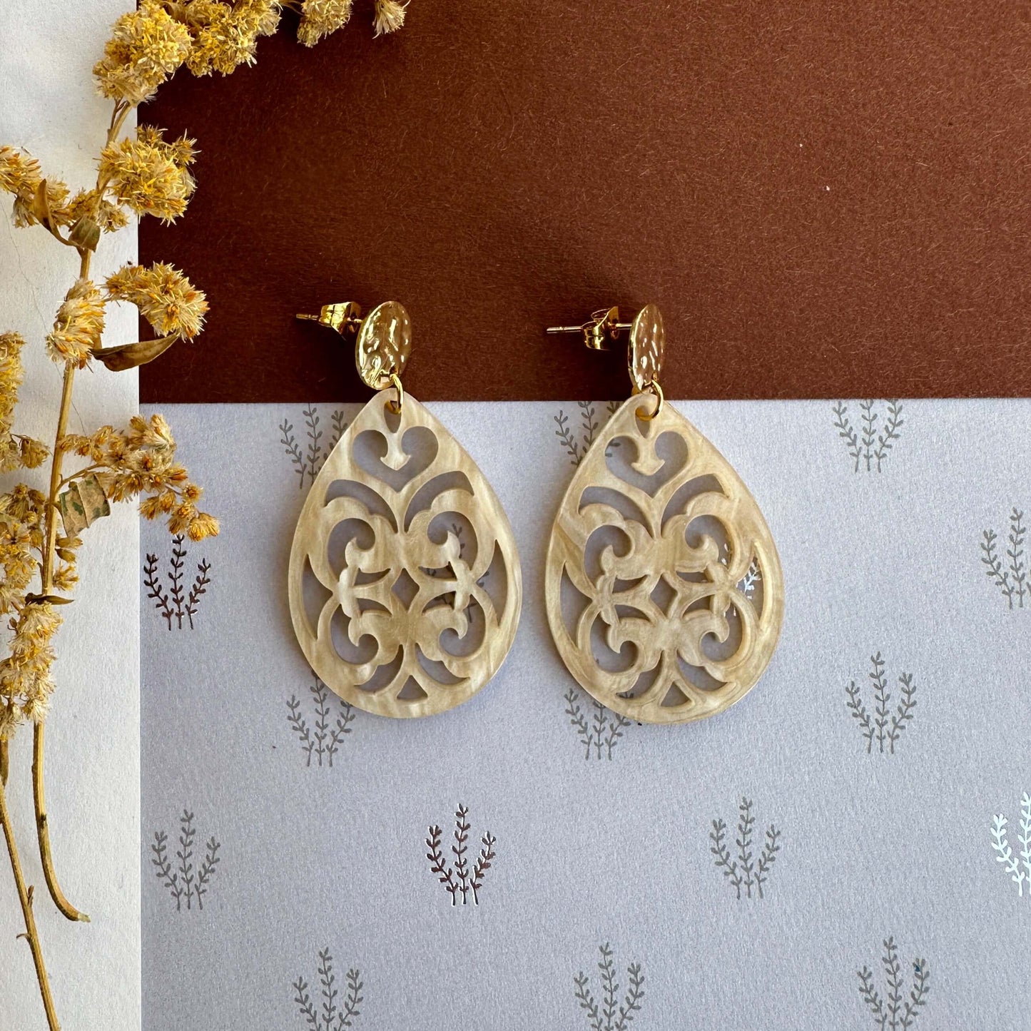 Ohrringe „Tropfen beige“